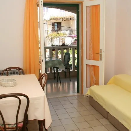 And With Parking Space Bol, Brac - 2873 Guest house 3*