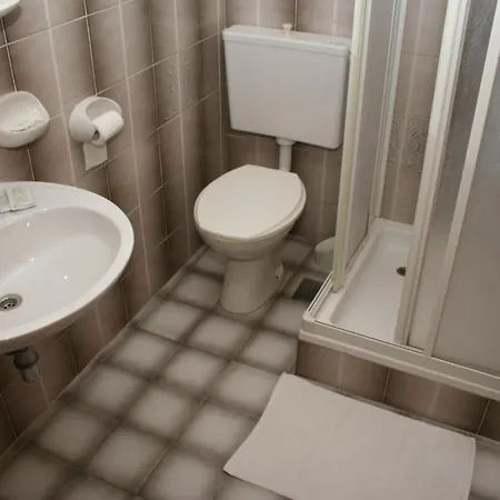And With Parking Space Bol, Brac - 2873 Guest house 3*